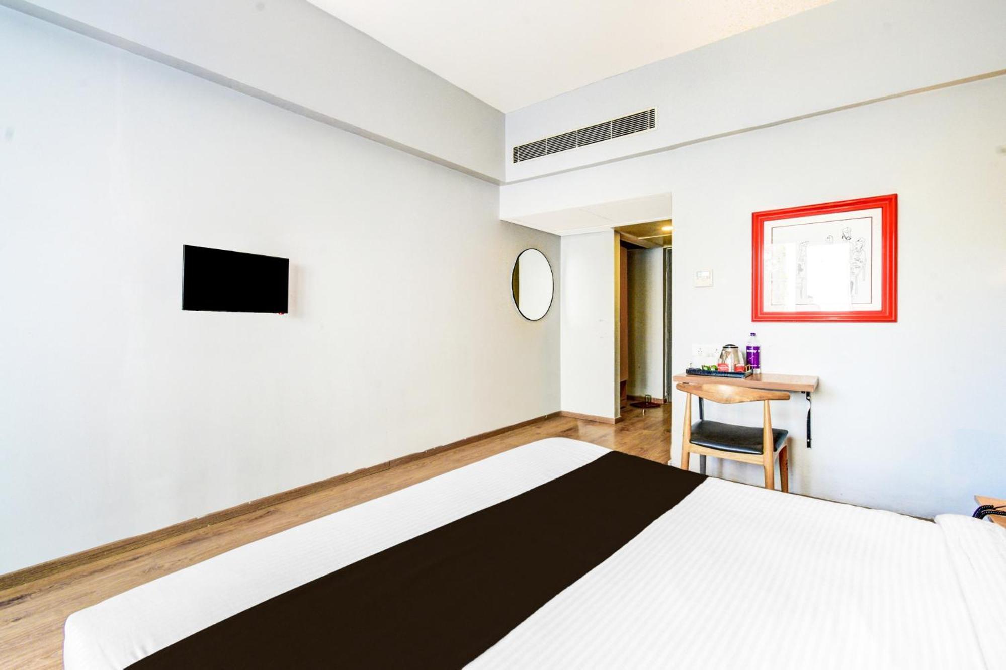 Super Townhouse Lakdikapul Hotel Hyderabad Exterior photo