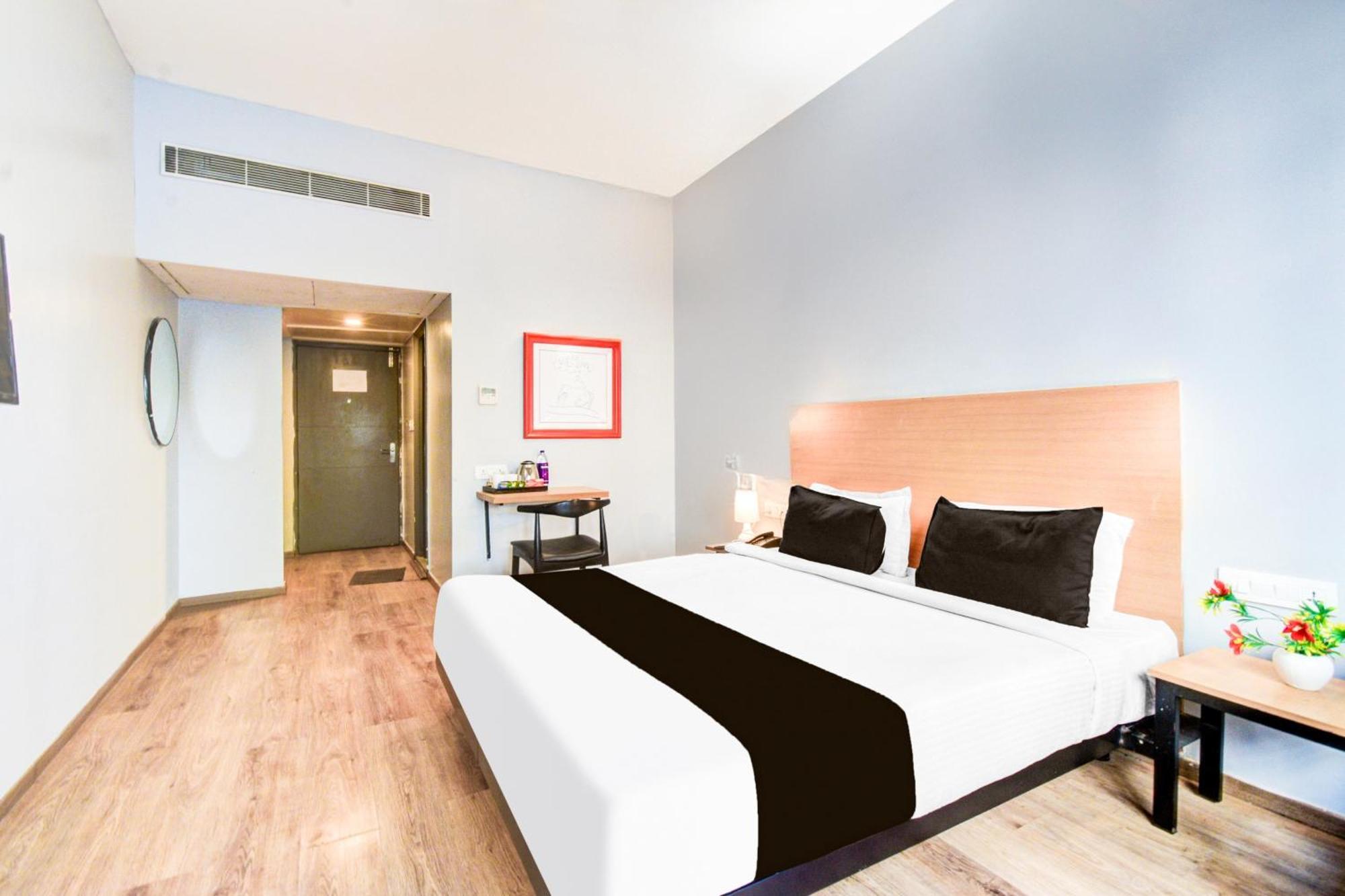 Super Townhouse Lakdikapul Hotel Hyderabad Exterior photo